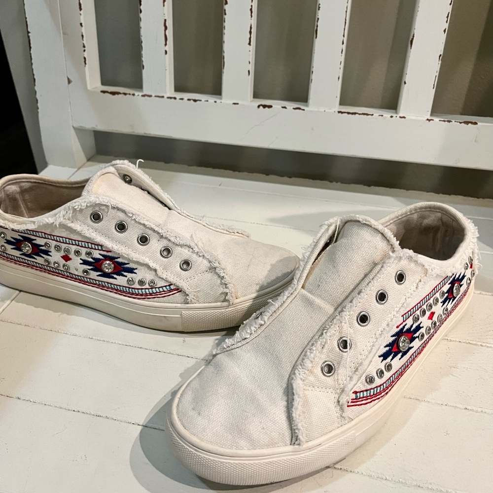 Slip on western bling design lace less sneakers. Montana West size 9